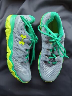 💛💚Women's Under Armour Gray & Neon Green Shoes sz 9 ‼️(Narrow & run small)‼️💛